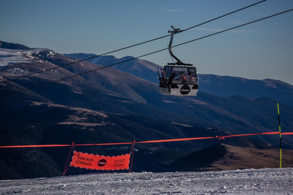 El aumento de las temperaturas significa que la gran mayoría de las estaciones de esquí del mundo ya dependen de la nieve artificial para aumentar la capa de nieve y prolongar la temporada, pero una racha récord de clima templado a fines de diciembre significa que incluso la nieve artificial ya no es posible en algunas áreas como en La Molina