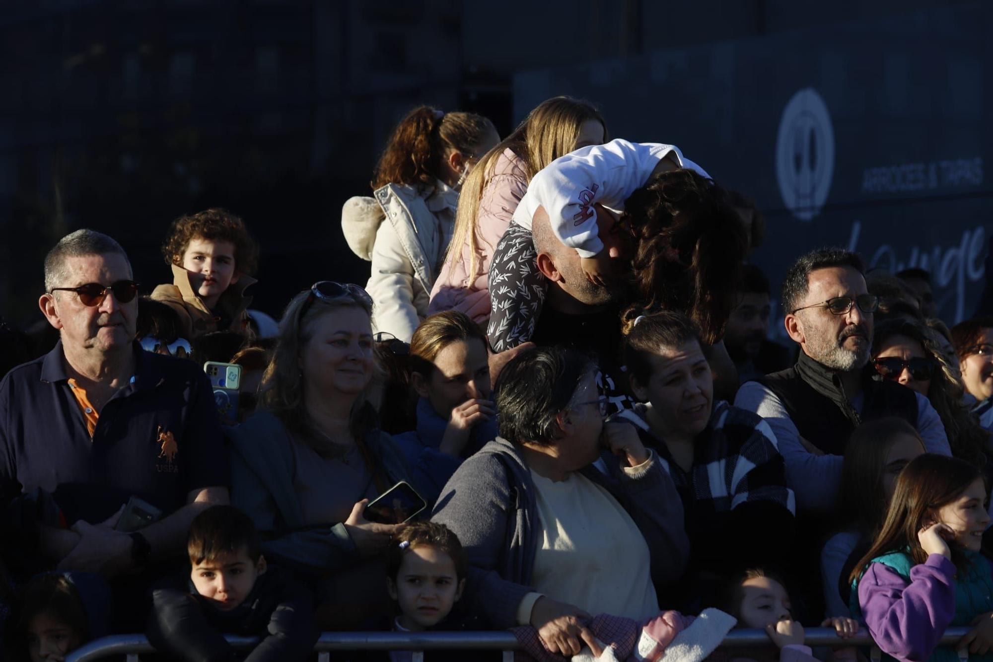 Cientos de niños reciben a los Reyes en el Puerto de València