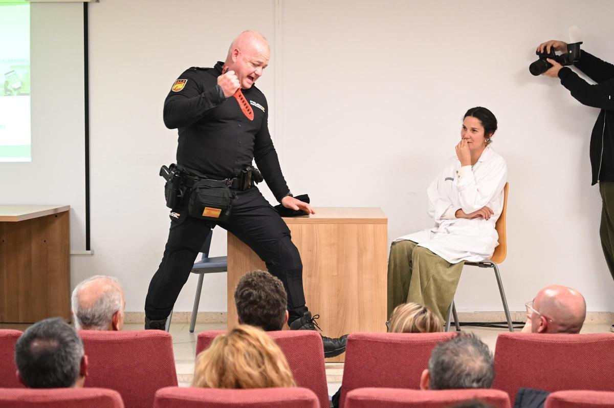 Taller de defensa personal para sanitarios impartido por la Policía Nacional esta semana en Elda