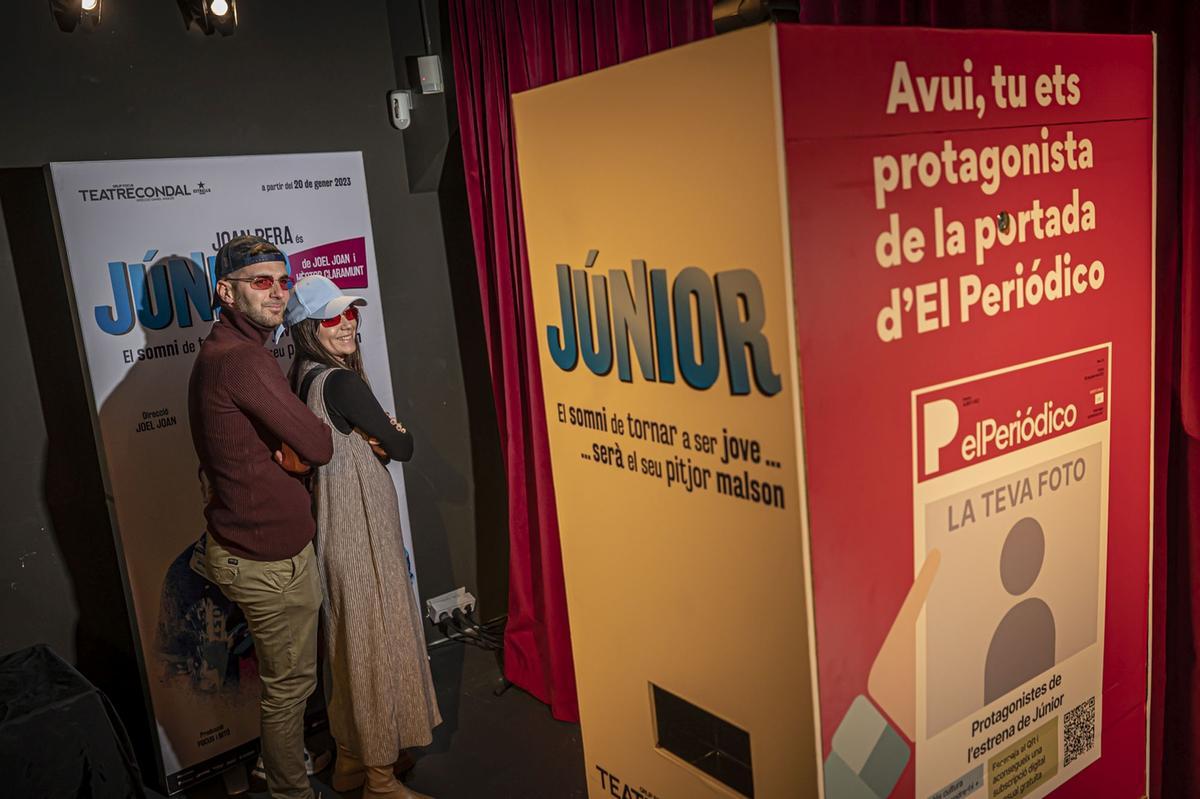 El estreno de Júnior en el Teatre Condal, la nueva comedia protagonizada por Joan Pera, fue divertida desde el primer momento. Nada más llegar a la sala del Paral.lel el público se ambientó en la historia gracias a un fotomatón