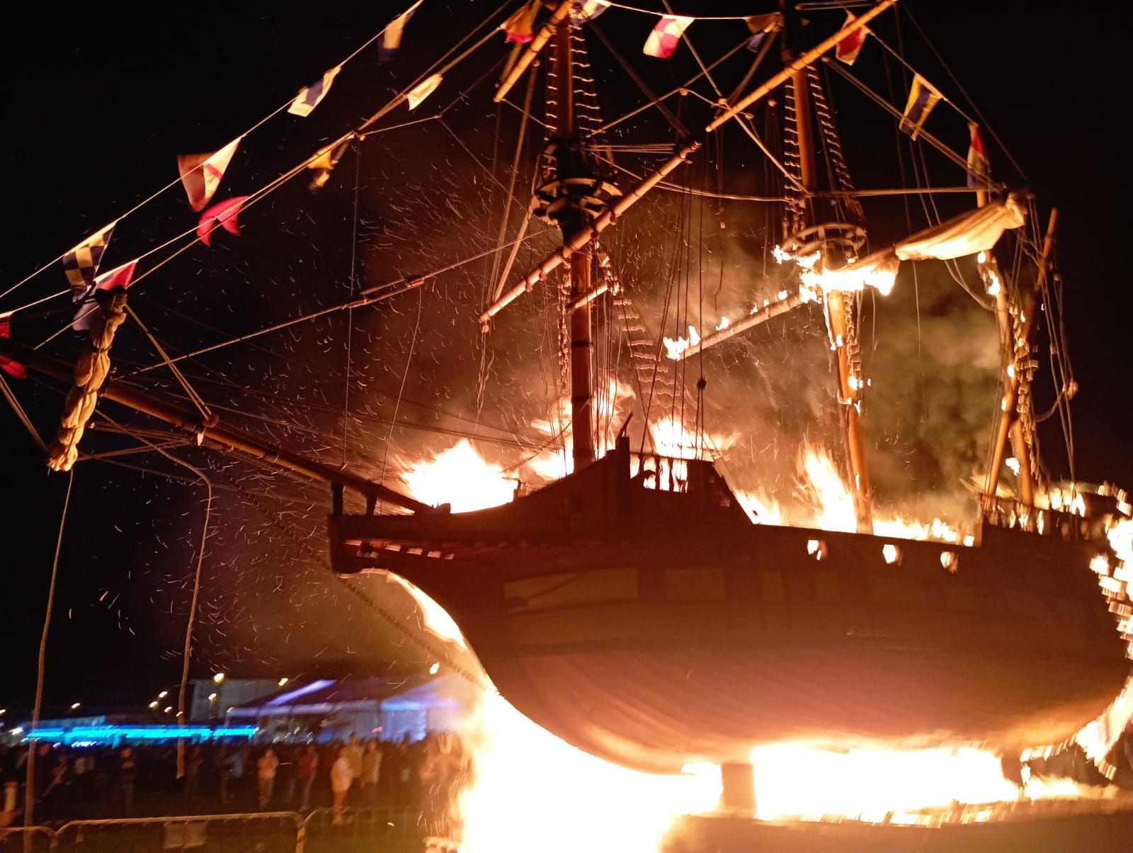 Así ardió el galeón de La Arena por San Juan