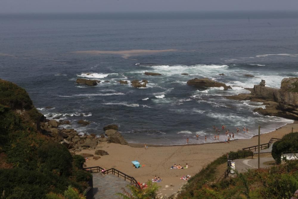 Una mancha de contaminación obliga a cerrar la playa de La Ñora