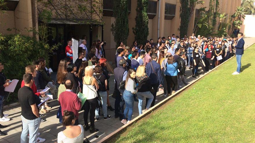 Jóvenes esperan en el Palacio de Ferias durante la selección de personal de Starlite de 2018.