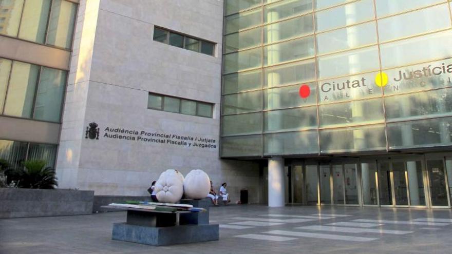 Condenan a una madre en Valencia por consentir las relaciones de su hijo de 15 años con un hombre 20 años mayor