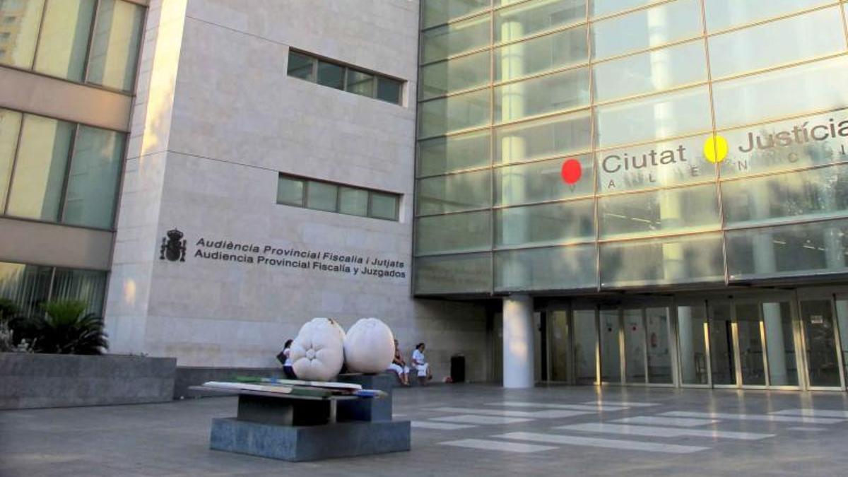 La Audiencia Provincial de Valencia ha condenado a penas de casi dos años de cárcel tanto al agresor como a la madre por cómplice.