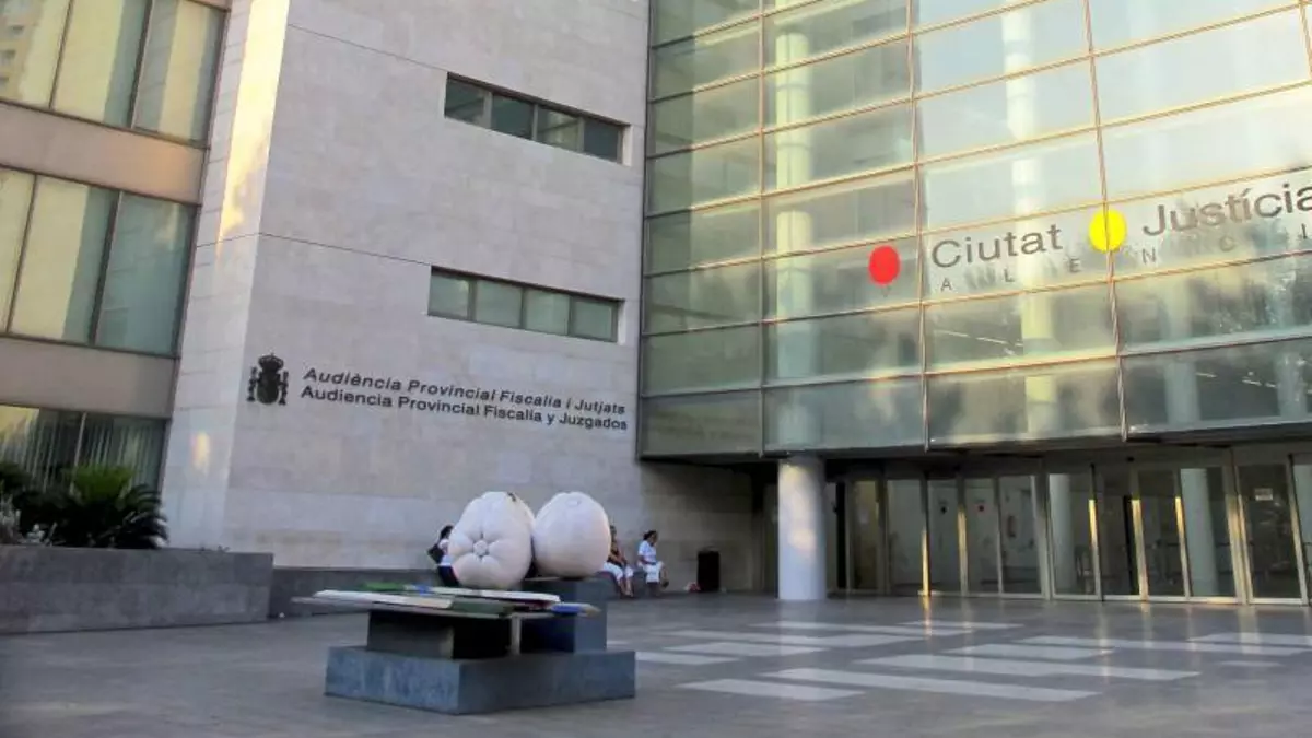 Condenan a una madre en Valencia por consentir las relaciones de su hijo de 15 años con un hombre 20 años mayor
