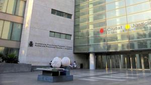 La Audiencia Provincial de Valencia ha condenado a penas de casi dos años de cárcel tanto al agresor como a la madre por cómplice.