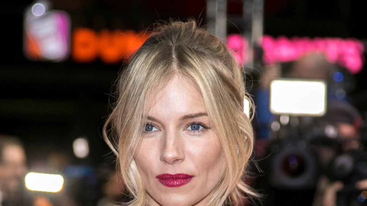 Sienna Miller apuesta por la gabardina de lino con este look de entretiempo