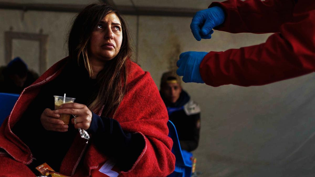 Una refugiada, atendida por Cruz Roja.