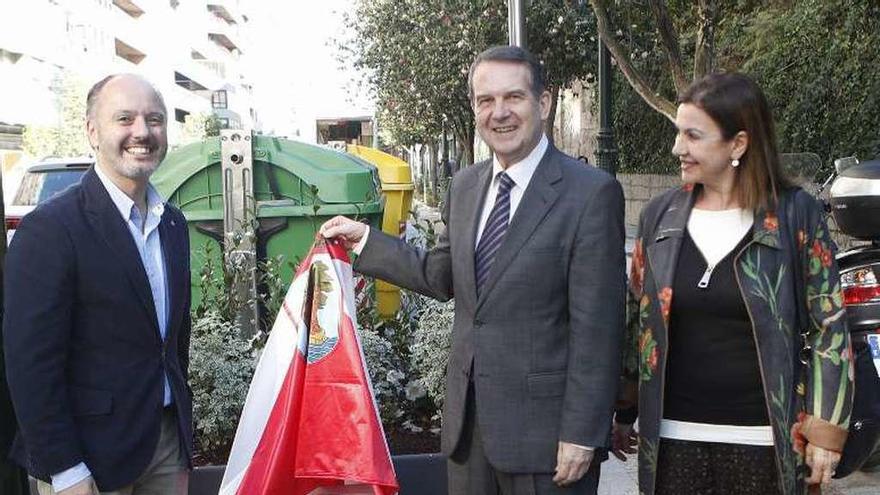 Regades, Caballero y Blanco en la calle Camelias. // R. Grobas