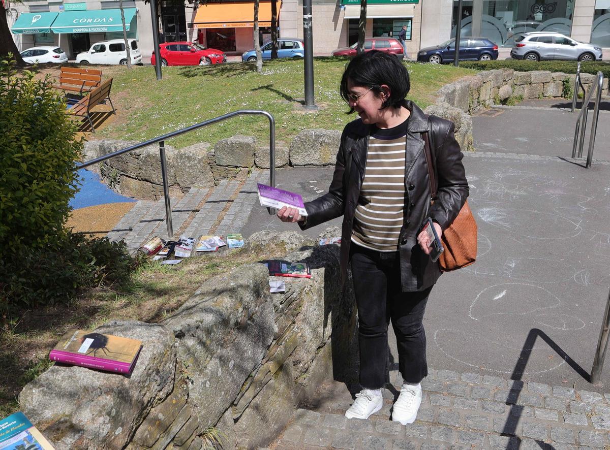 Suelta de libros en A Coruña con motivo del Día del Libro