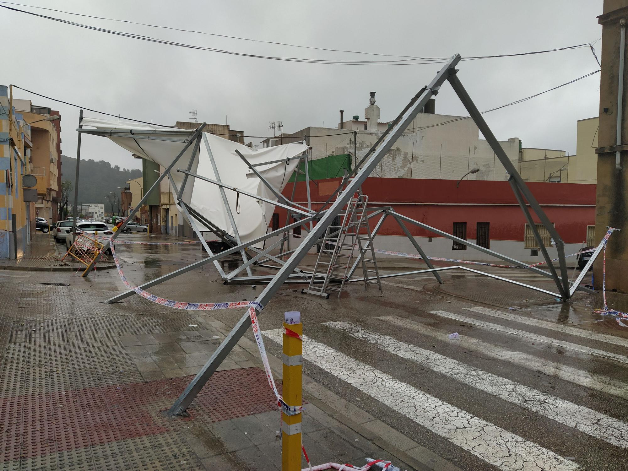 La carpa de la falla la Dula de Tavernes cede por la lluvia