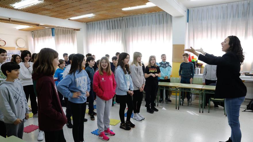 Carmen Sanchis dirige a los alumnos de sexto del colegio Lorenzo Novo Mier, en la primera clase del taller de zarzuela.