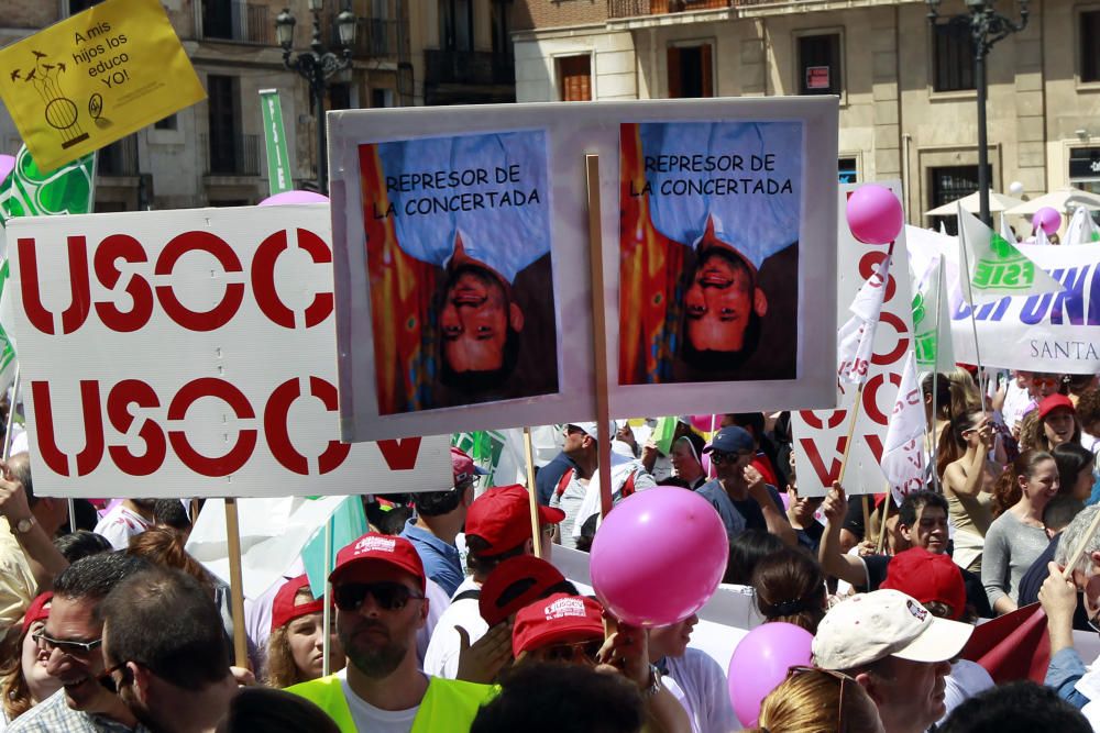 Cientos de alicantinos, en la protesta contra Marzà en Valencia