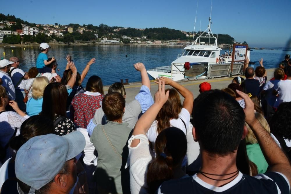 Vecinos de Ons se concentran en el puerto de Bueu para reclamar un acceso libre a la isla