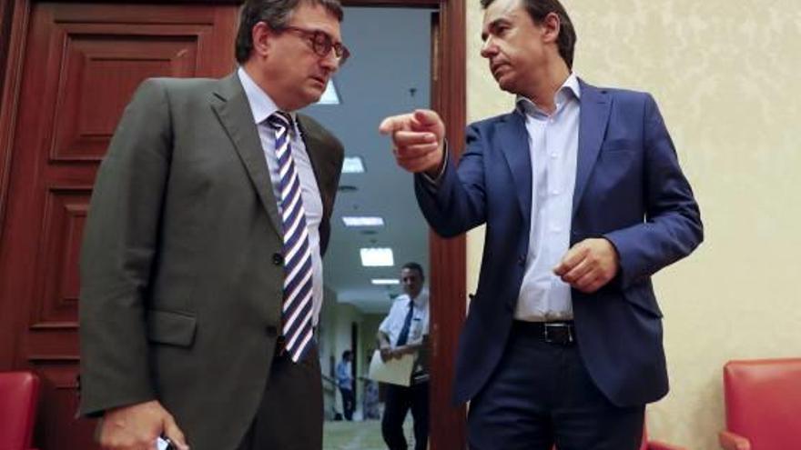 Martínez Maillo, a la foto amb Aitor Esteban, va carregar contra el PSOE i Units Podem.