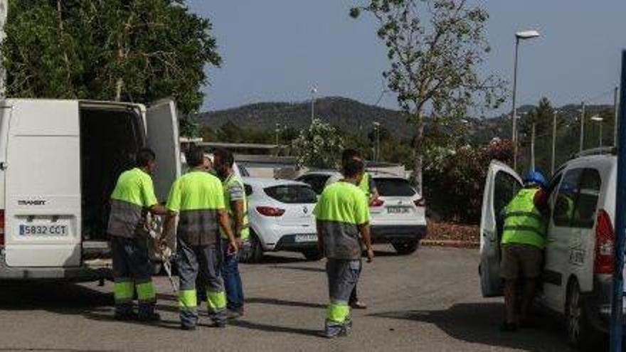 Los trabajadores de las depuradoras, antes de una de las reuniones con la empresa.