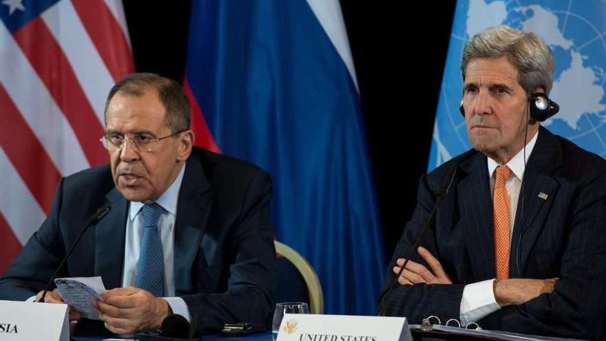 Serguei Lavrov, a la izquierda, y John Kerry anuncian el acuerdo para un alto el fuego en Siria. // Efe