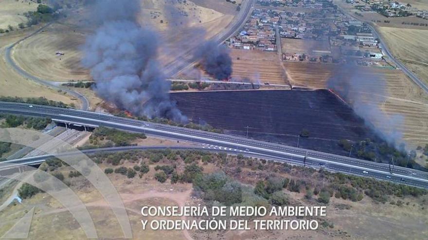 Bomberos e Infoca extinguen dos incendios en la Campiñuela Baja con una diferencia de tres horas