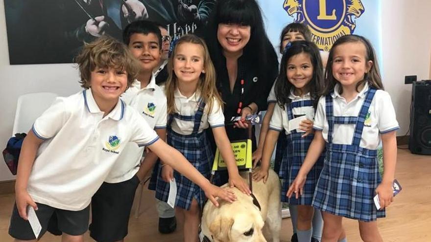 Los alumnos del British Royal School conocen a los perros guía cedidos por Lions Club International