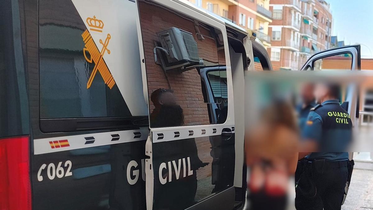 Agentes de la Guardia Civil con uno de los progenitores detenidos.