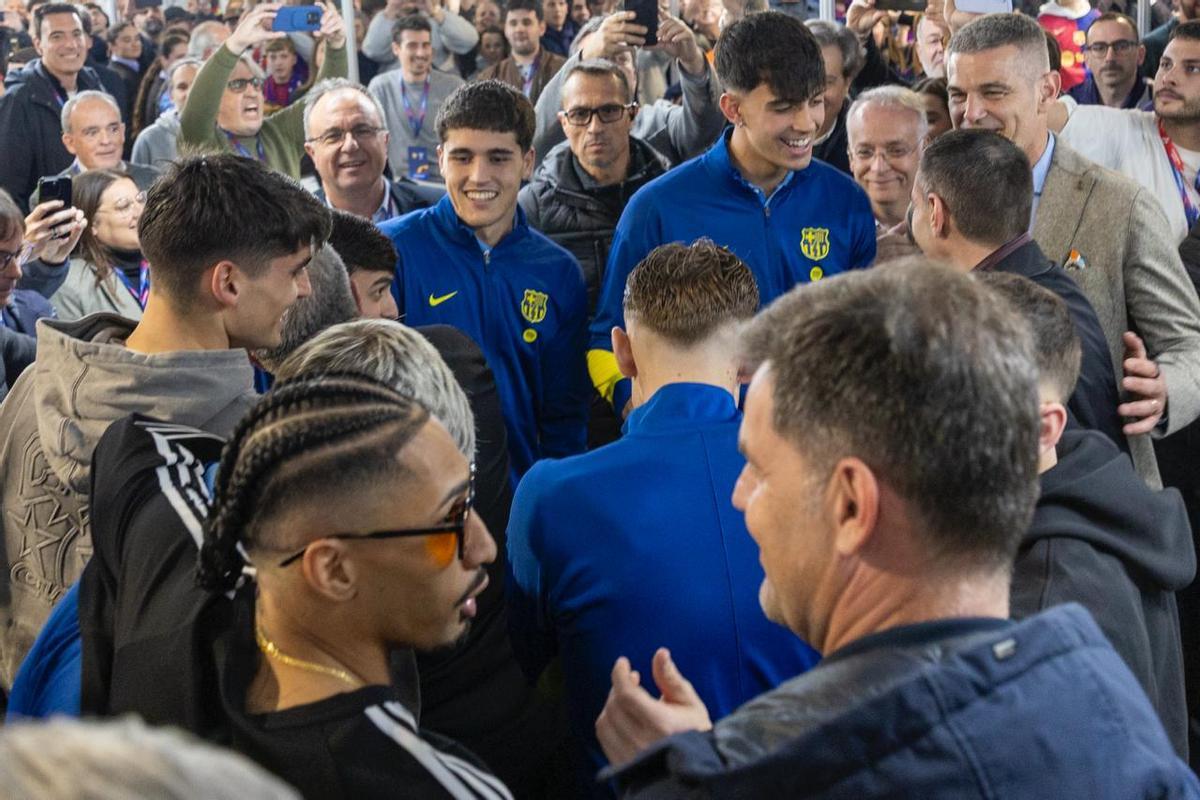 ¡Hansi Flick y los jugadores ejercen su derecho a voto junto a Joan Laporta! ¡Hansi Flick y los jugadores ejercen su derecho a voto junto a Joan Laporta!