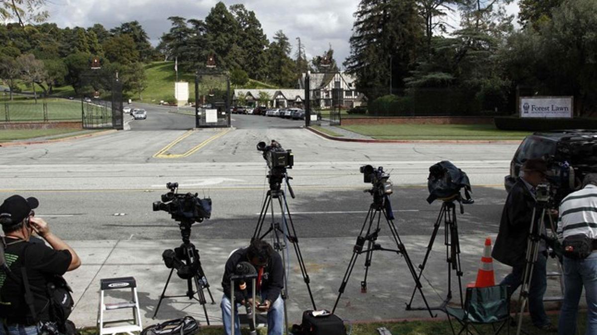 Numerosos medios aguardan la llegada de la comitiva fúnebre de Elizabeth Taylor, este viernes, en Los Ángeles.