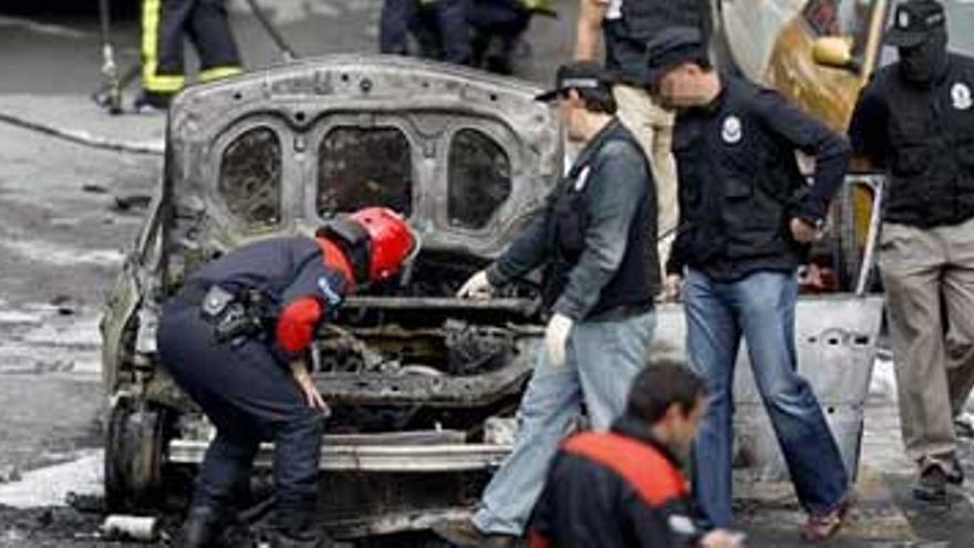 Un escolta herido en la explosión de un coche bomba en Bilbao