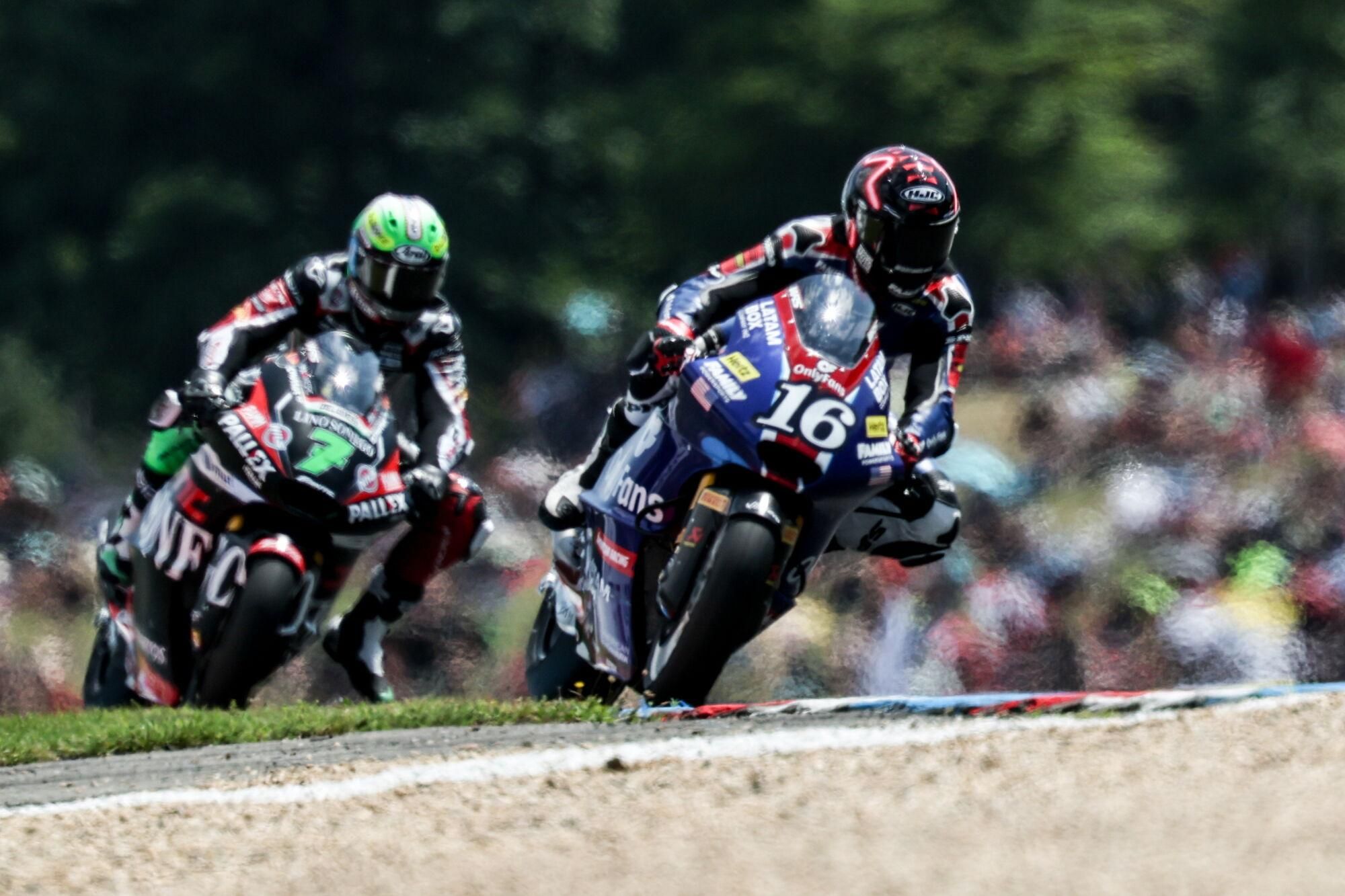 BRNO (Czech Republic), 20/07/2025.- OnlyFans American Racing Team's Moto2 rider Joe Roberts (R) competes in the Motorcycling Grand Prix of Czechia at the Automotodrom Brno racetrack in Brno, Czechia, 20 July 2025. (Motociclismo) EFE/EPA/FILIP SINGER
