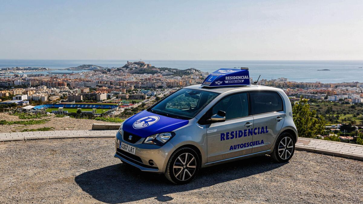 Con una conducción más sencilla, sacarse el carnet de conducir con un coche automático disminuye las horas de prácticas.