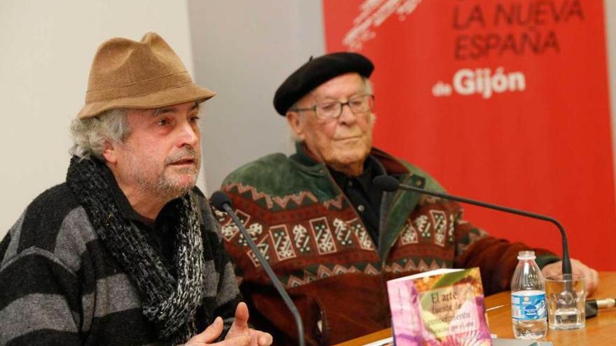 Paco Arenas, a la izquierda, y Alejandro Mieres, durante el acto celebrado anoche.