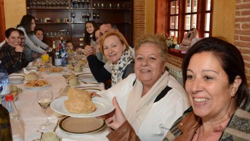 Comensales en uno de los restaurantes de Carballedo.