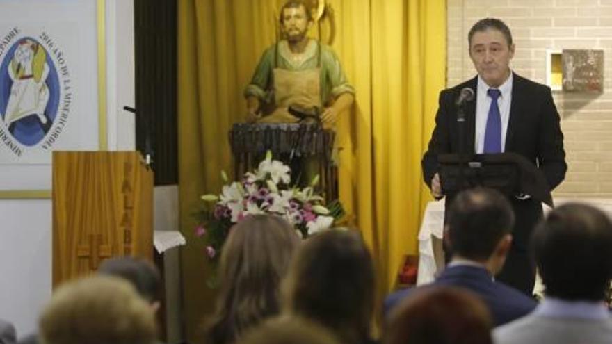 La ofrenda de flores a San Crispín y el pregón en su honor, a cargo del presidente de FICE, José Monzonís, se desarrollaron ayer en la parroquia Madre de Dios.