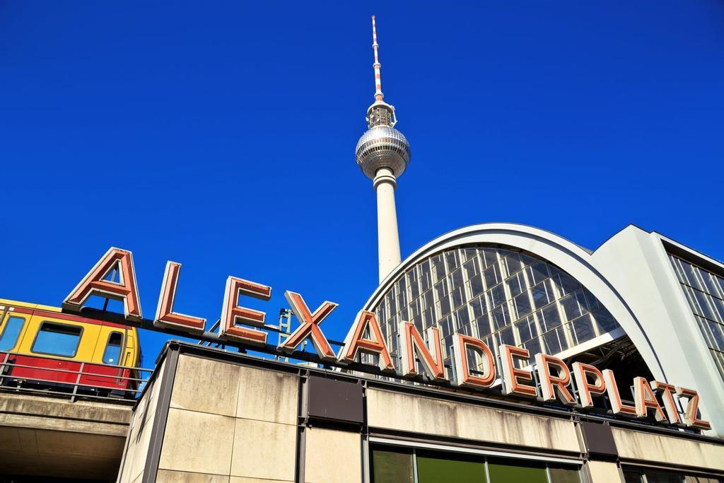 Alexanderplatz es una impresionante plaza en el centro de Berlín bajo la famosa Torre de Telecomunicaciones