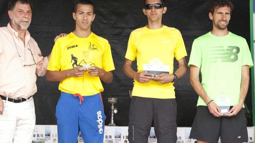 El podio masculino, con Walter Becerra, segundo por la derecha, entre Carlos Roza y Marcos Peón.