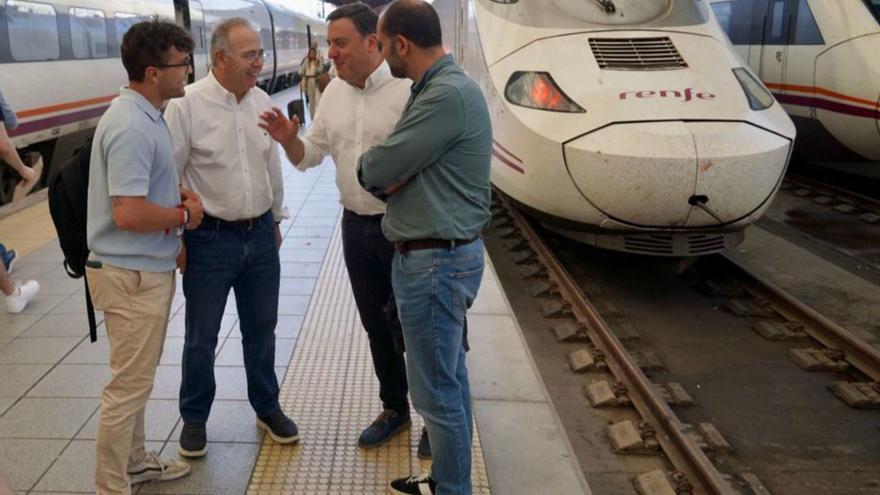 Bugallo e Formoso, onte, na estación de tren de Santiago / cedida