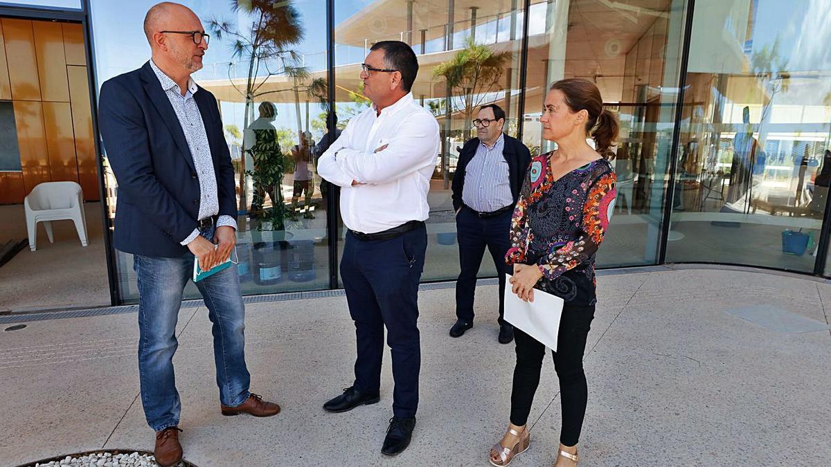 Ballesteros conversa con el alcalde y la concejala de Cultura, en la mañana de ayer. | J. A. RIERA