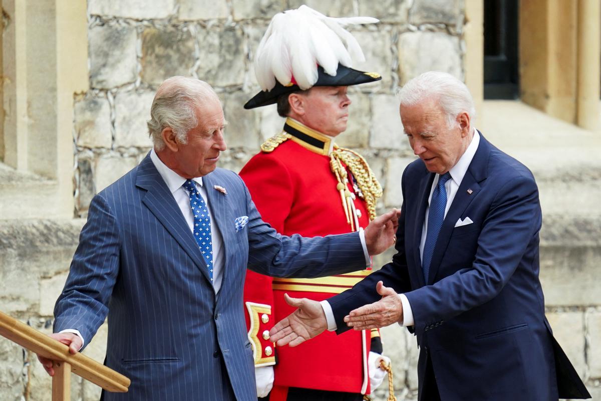 El presidente de los Estados Unidos, Joe Biden, es recibido por el rey Carlos III de Gran Bretaña durante una ceremonia de bienvenida en el Castillo de Windsor