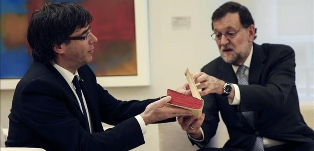 Mariano Rajoy regala un facsÍmil de la segunda parte de El Quijote a Carles Puigdemont.