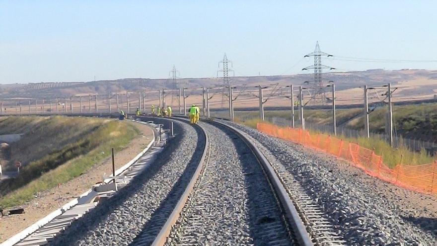 Muere una mujer arrollada por un tren de mercancías en Guadalajara