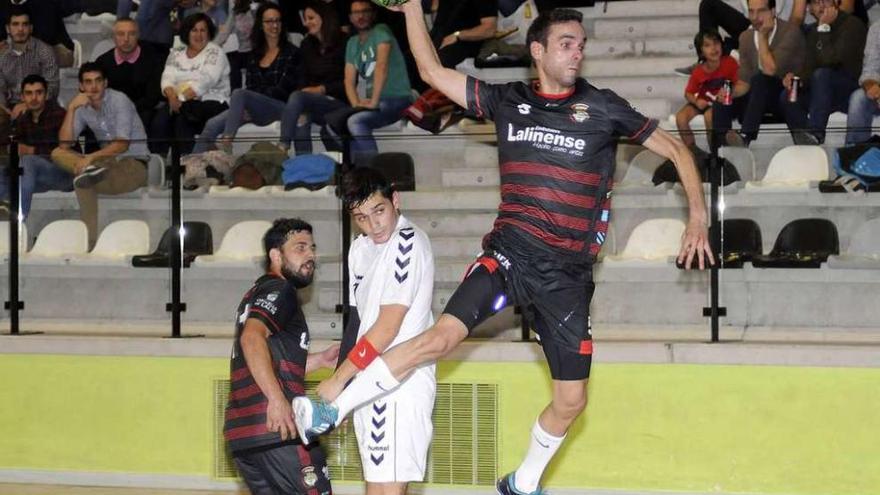 Arriba: Gustavo arma el brazo en el partido jugado ayer frente al Octavio. Izquierda: Aspecto que presentaron las gradas del multiusos. // Bernabé/Javier Lalín