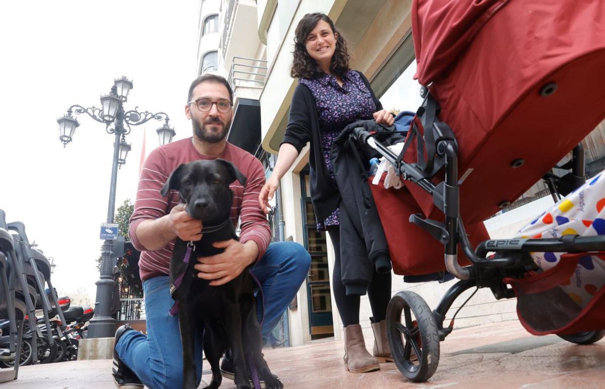 Héctor Iglesias y Ester Espino, con su perra «Noa». | Miki López