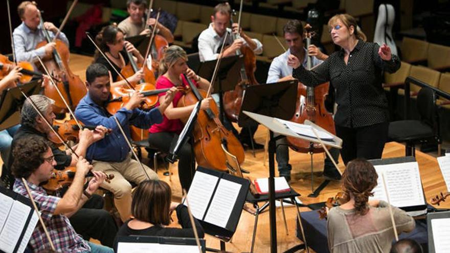 Ensayo de la Orquesta del Atlántico al completo bajo la dirección de Isabel Costes.