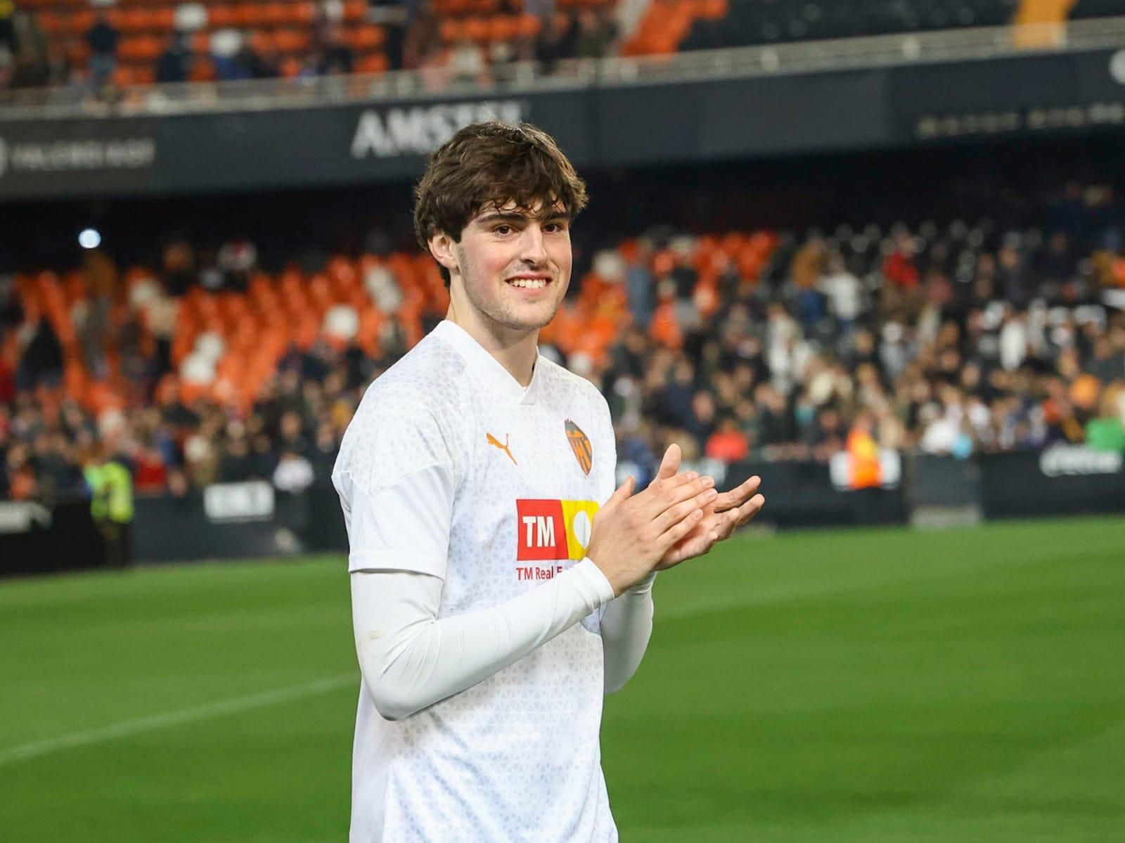 La afición se vuelca con el Valencia CF en el entrenamiento de Mestalla