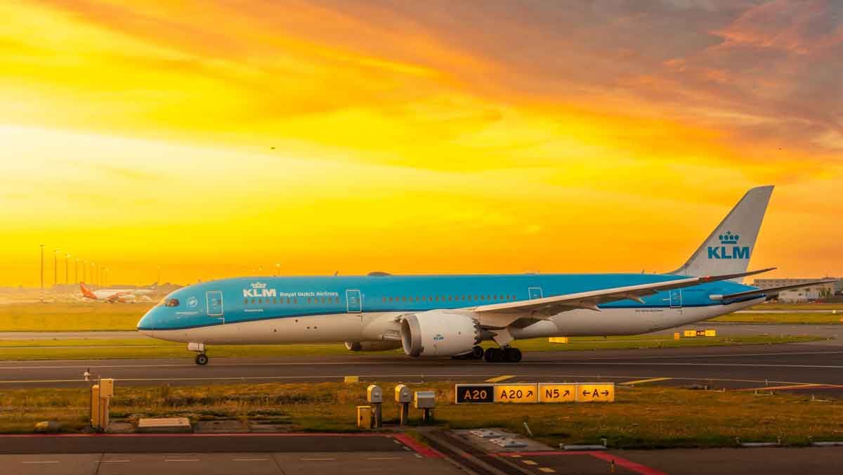 Un avión de KLM, al amanecer.