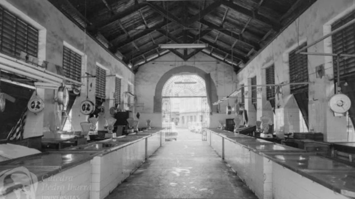 Interior de la pescateria del XIX (ca 1970).