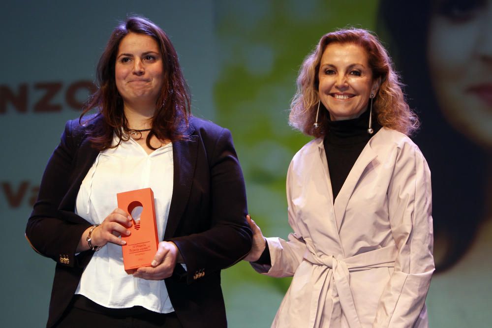 La ganadora en Empresa, Ana Hernández, recibe el premio de manos de la directora de Comunicación del teatro Olympia, María Ángeles Fayos.