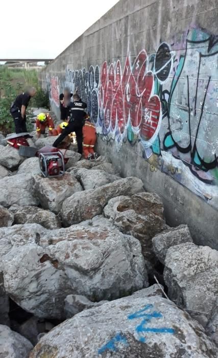 Rescatan a una menor tras caerse haciéndose selfis en el cauce del Turia