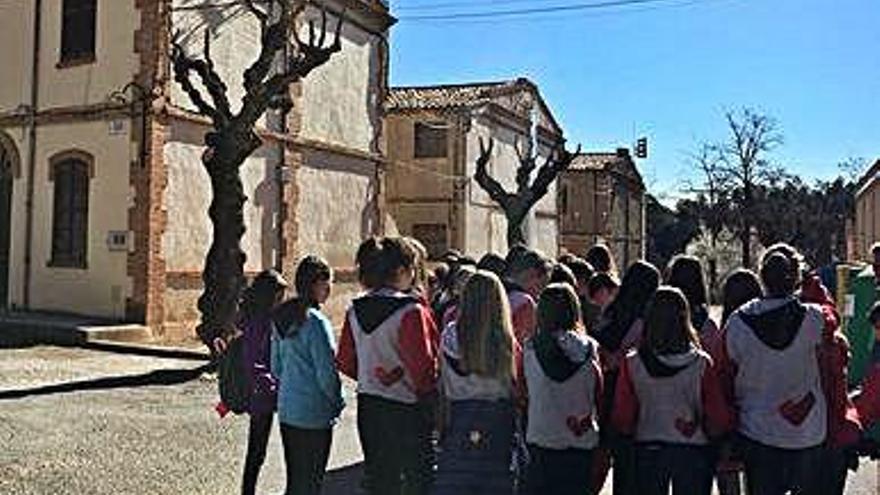 Un grup d&#039;alumnes participant en una de les sortides al patrimoni