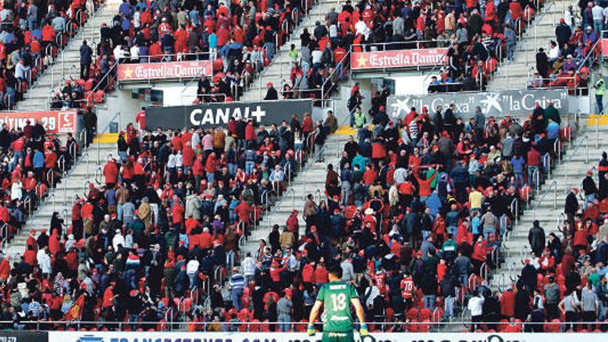 Imagen de la tribuna de Sol cuando en el minuto 12 del encuentro los aficionados dieron simbólicamente la espalda al palco.